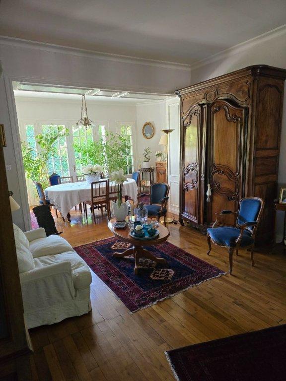 Propriété - 202 m² - 10 pièces