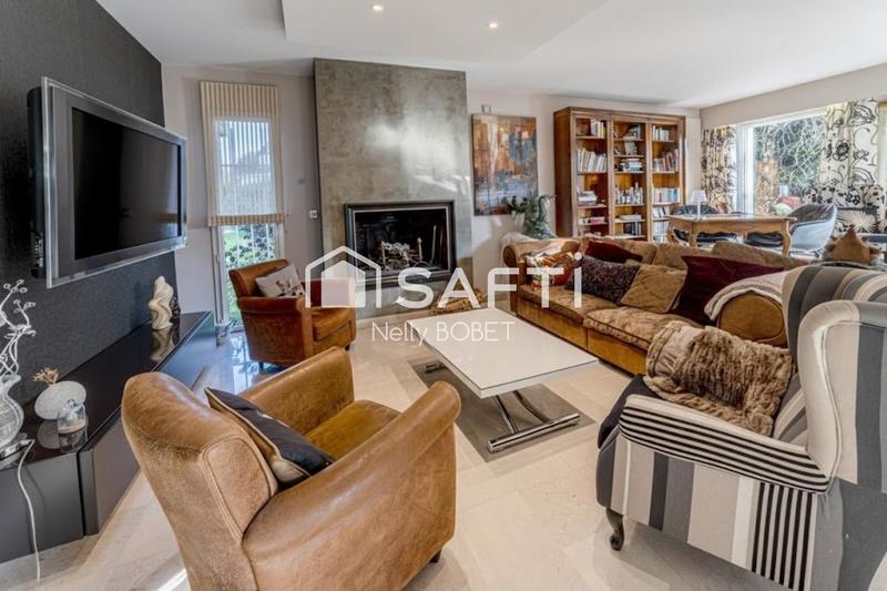 Maison - 241 m² - 8 pièces