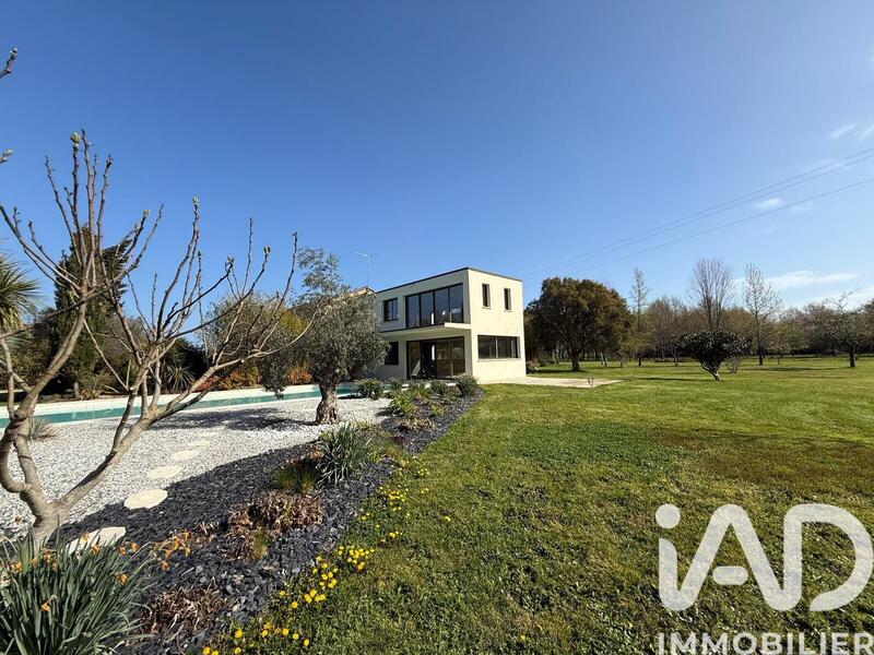 Maison - 300 m² - 8 pièces