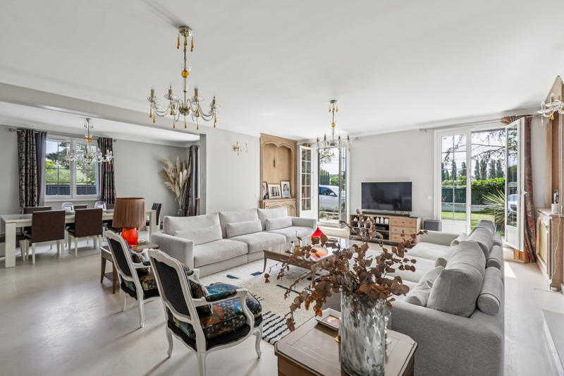 Maison - 300 m² - 9 pièces