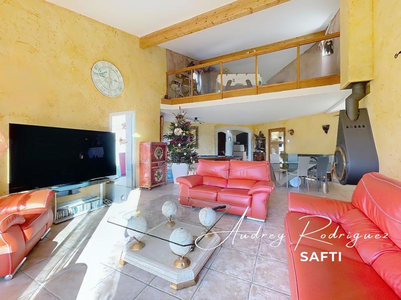 Maison - 220 m² - 8 pièces