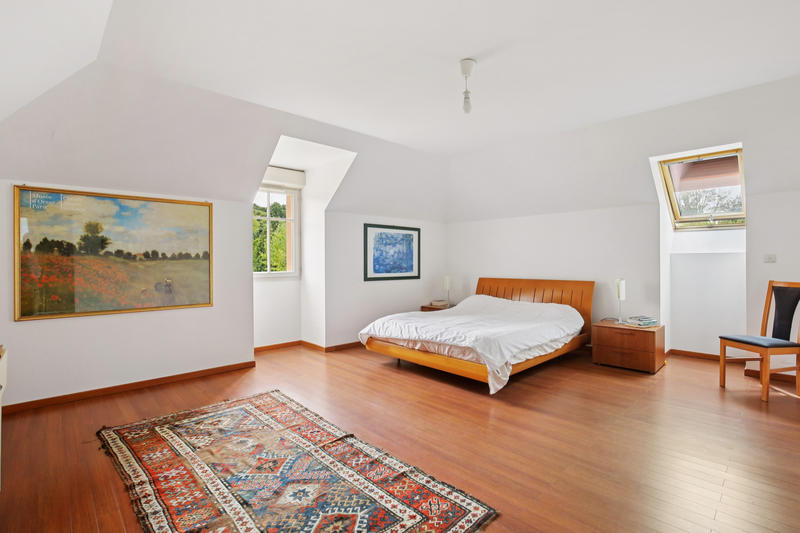 Maison - 240 m² - 8 pièces