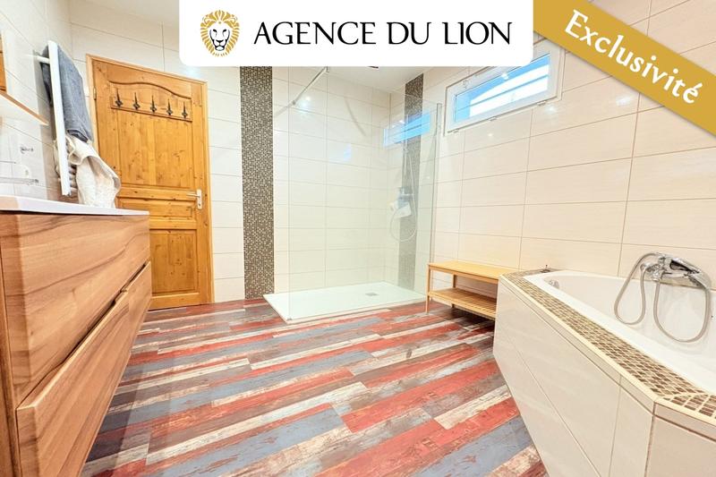 Maison traditionnelle - 220 m² - 8 pièces