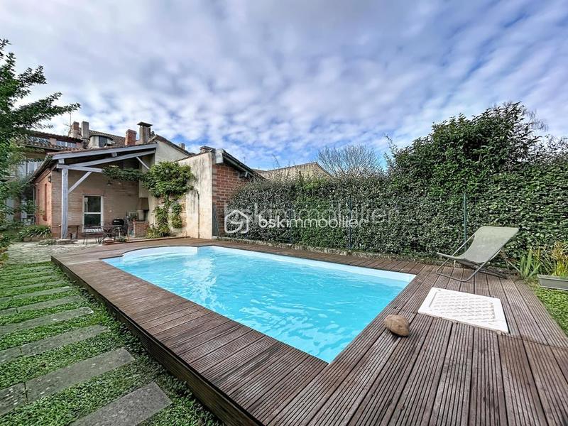 Propriété - 244 m² - 9 pièces