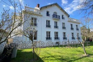 Maison - 400 m² - 12 pièces