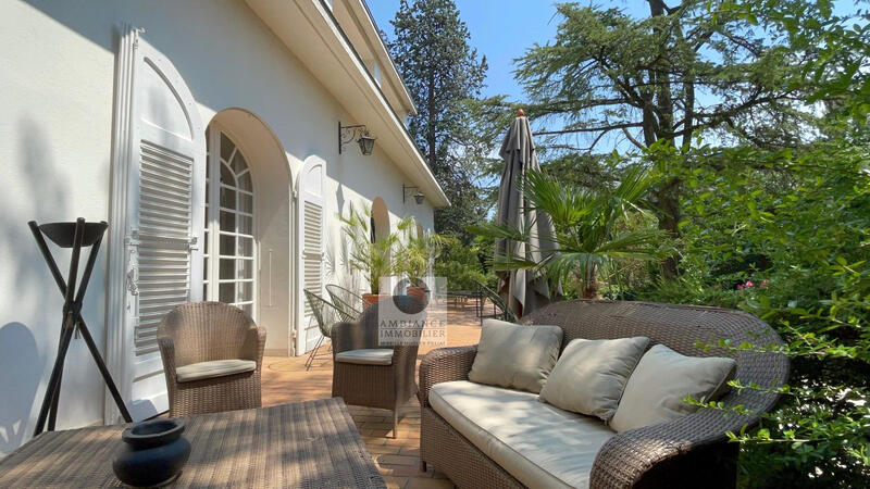 Maison - 342 m² - 9 pièces