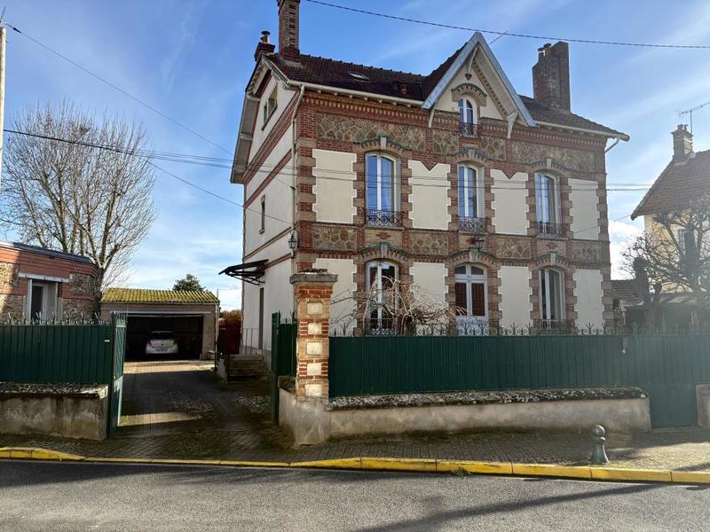 Maison - 202 m² - 9 pièces