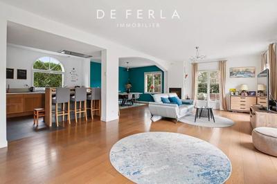 Propriété - 210 m² - 8 pièces