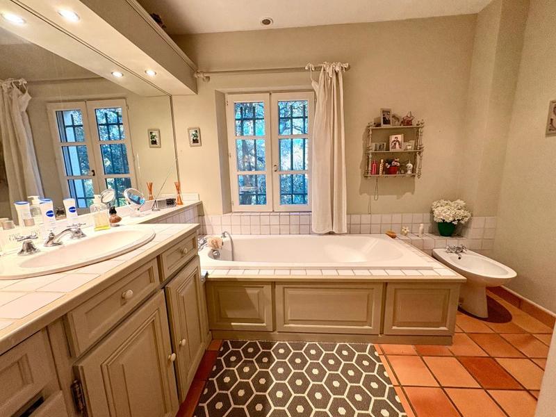 Maison - 210 m² - 7 pièces