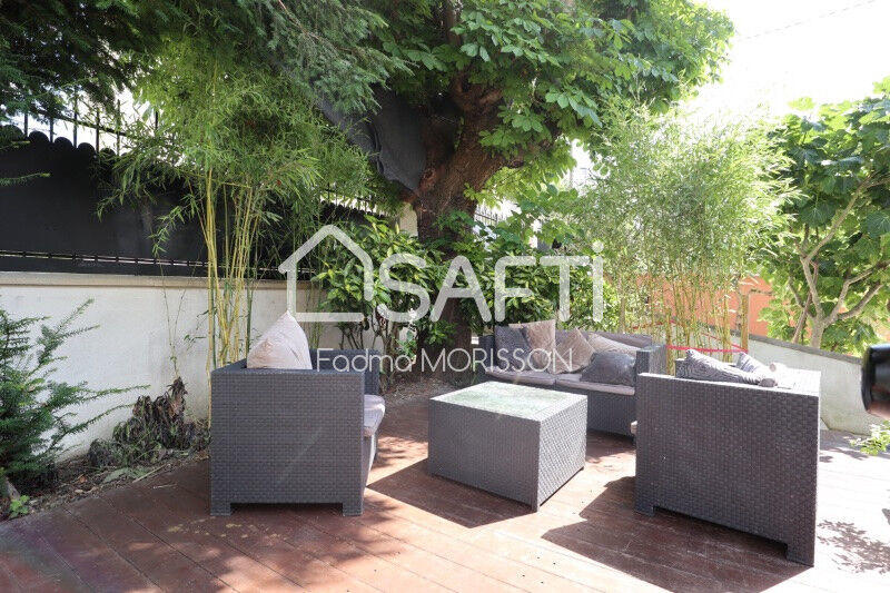 Maison - 230 m² - 8 pièces