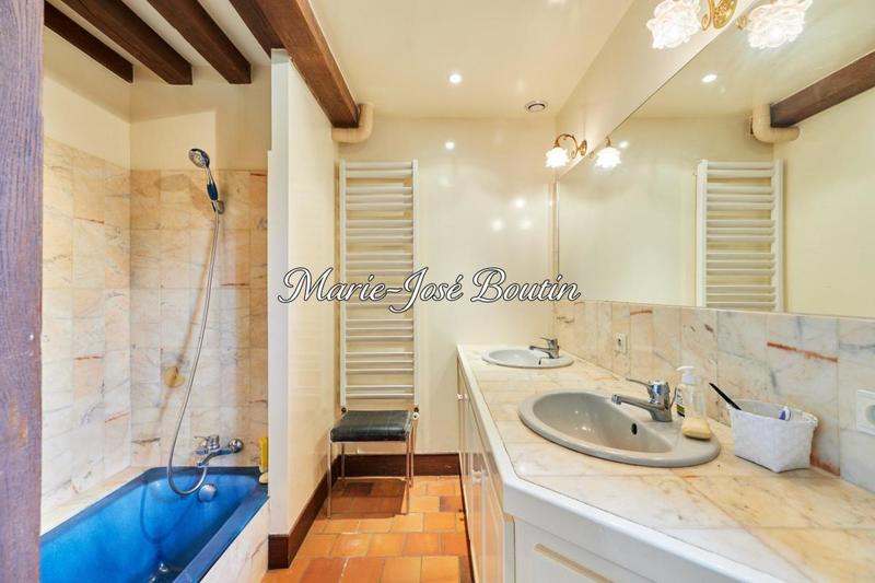 Maison - 250 m² - 9 pièces