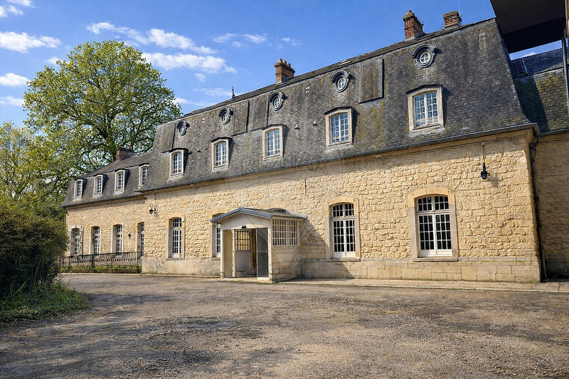 Maison - 1 000 m² - 20 pièces