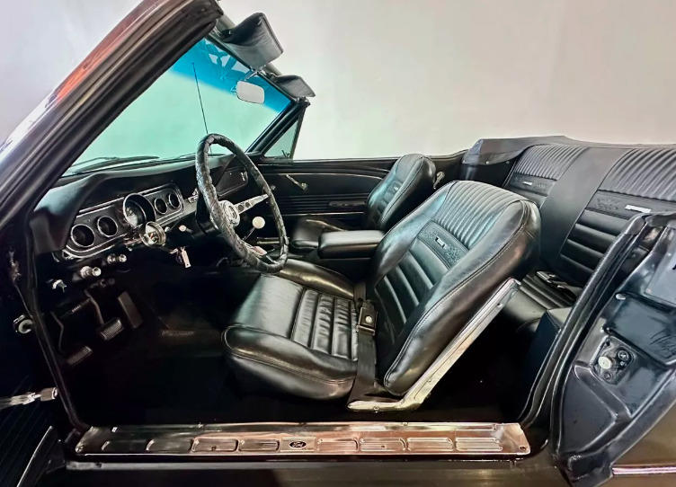 Ford Mustang V8 Triple Black Cab