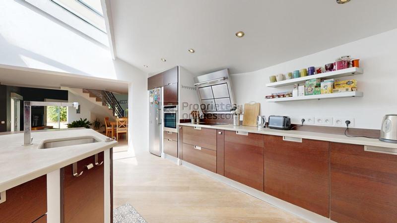 Maison - 250 m² - 6 pièces