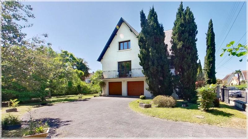 Maison traditionnelle - 185 m² - 6 pièces