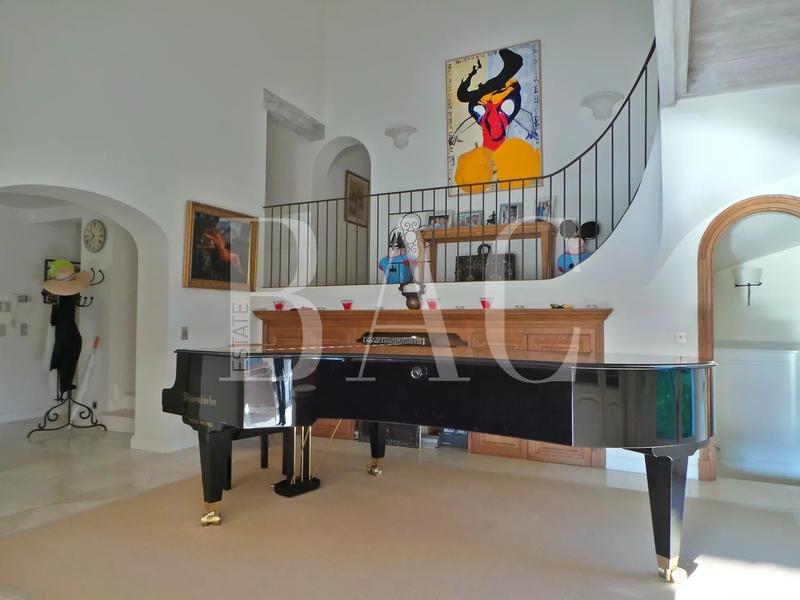 Propriété - 900 m² - 18 pièces