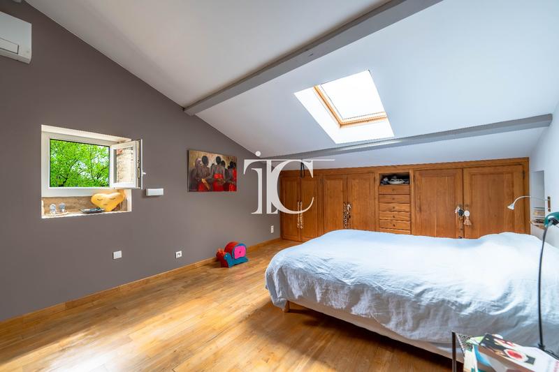 Maison - 245 m² - 9 pièces