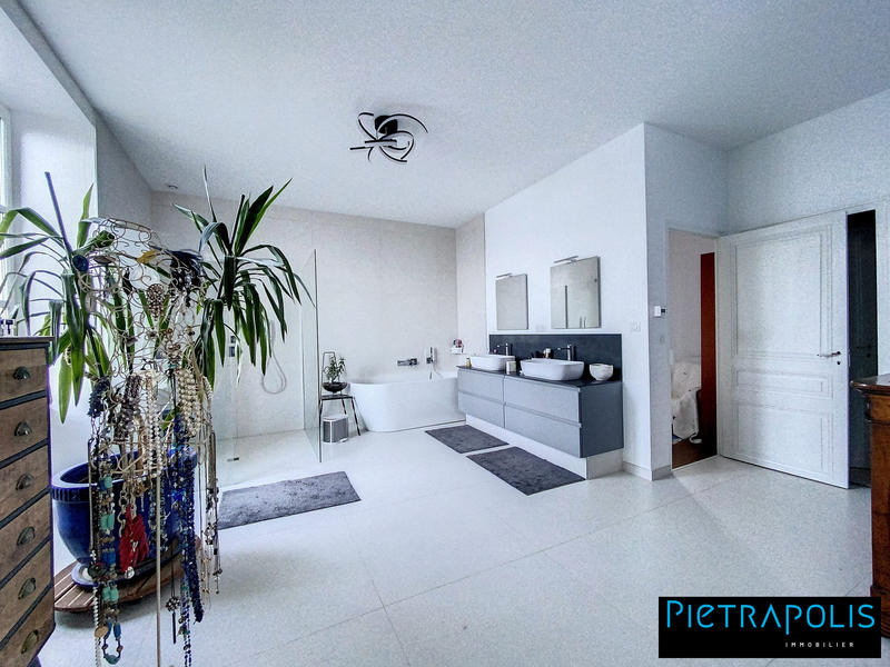 Maison - 270 m² - 8 pièces