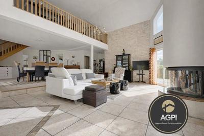 Maison - 221 m² - 8 pièces