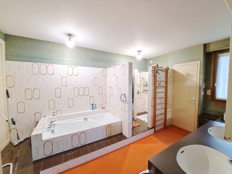 Maison - 248 m² - 9 pièces