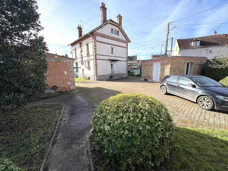 Maison - 202 m² - 9 pièces