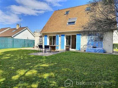 Maison traditionnelle - 141 m² - 7 pièces