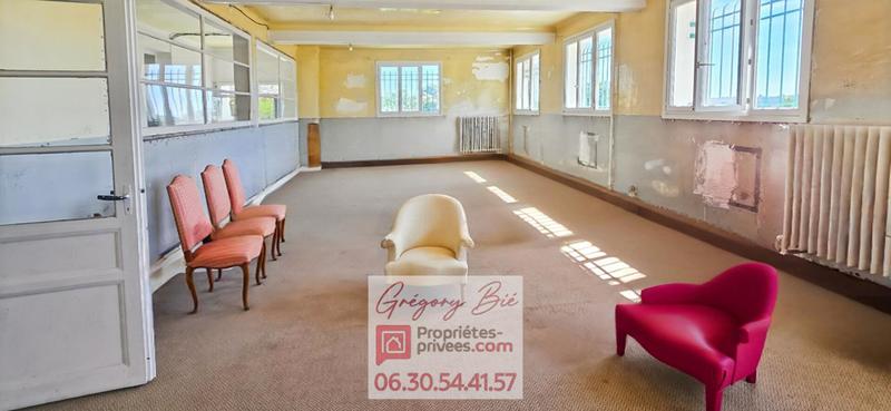 Maison - 1 000 m² - 40 pièces