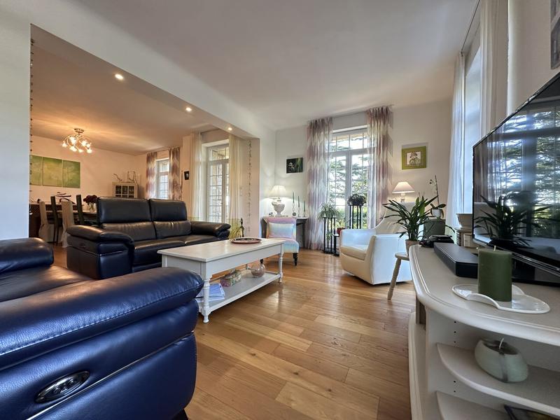 Maison - 260 m² - 11 pièces