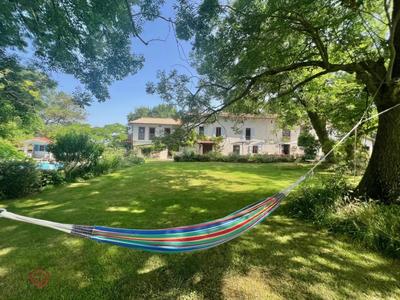 Propriété - 403 m² - 17 pièces