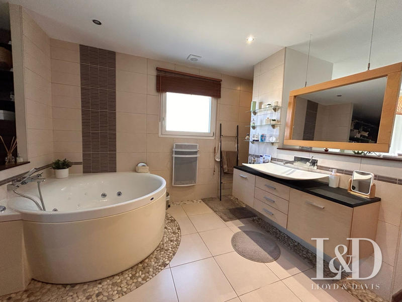 Maison contemporaine - 203 m² - 8 pièces