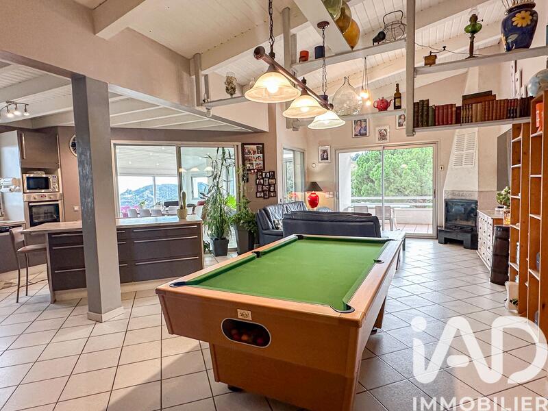 Maison - 220 m² - 9 pièces