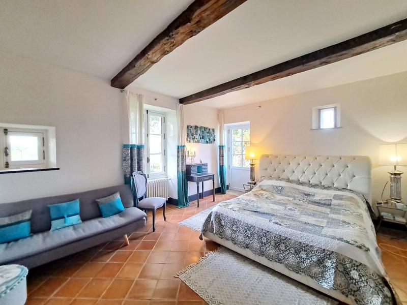 Maison - 557 m² - 16 pièces