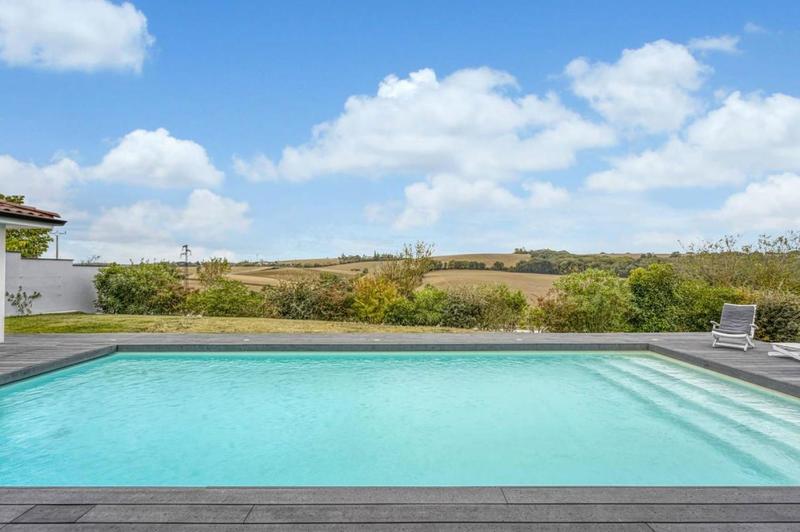 Propriété - 253 m² - 6 pièces