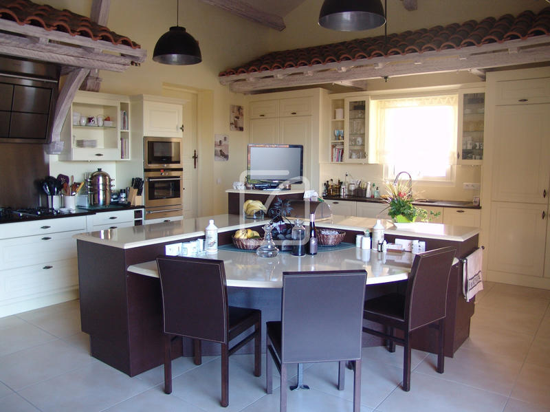 Propriété - 843 m² - 30 pièces