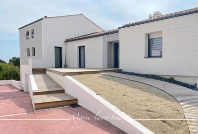 Maison - 232 m² - 8 pièces