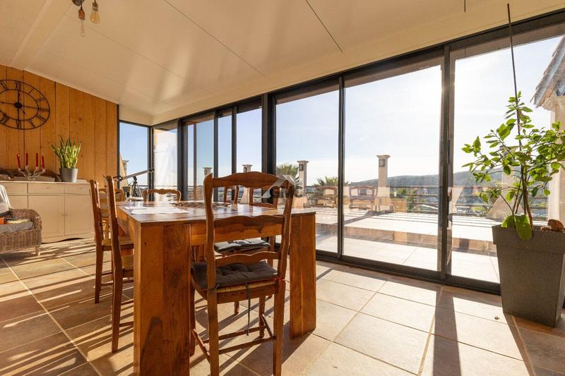 Maison - 222 m² - 8 pièces