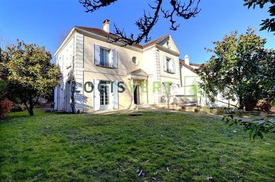 Maison - 225 m² - 9 pièces