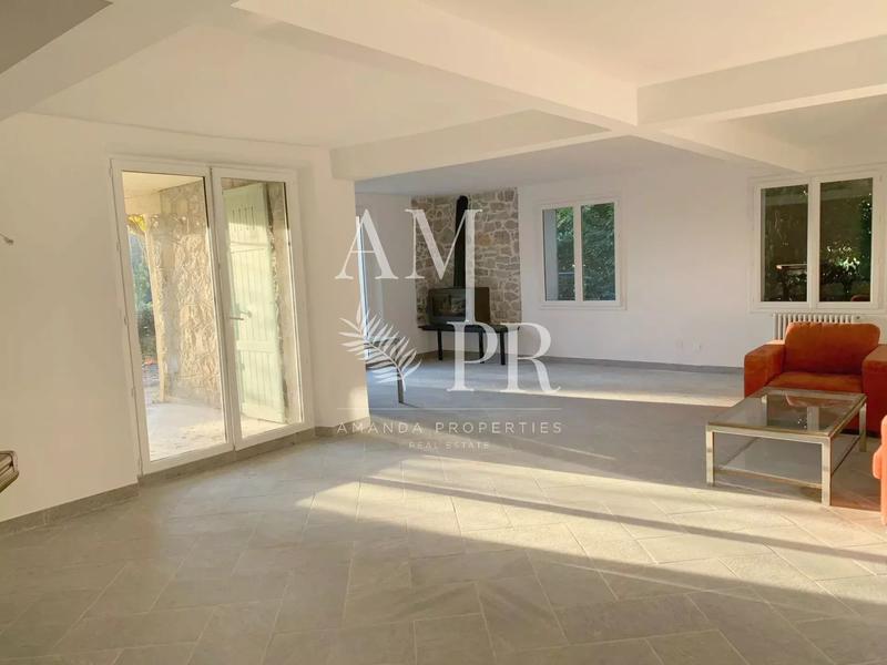 Maison - 230 m² - 7 pièces