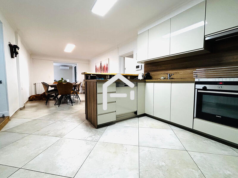 Maison - 218 m² - 9 pièces