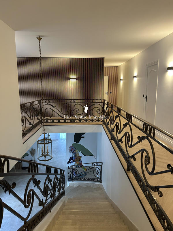 Maison - 443 m² - 12 pièces