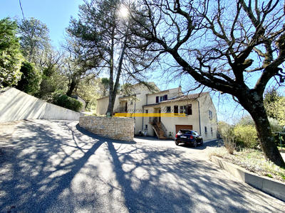 Maison - 285 m² - 9 pièces