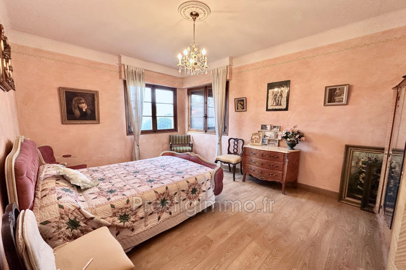 Maison - 270 m² - 8 pièces