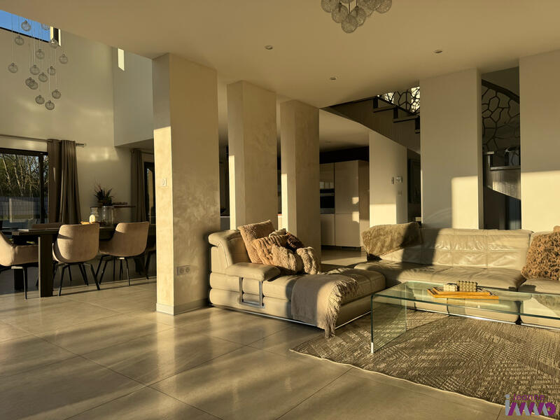 Villa - 235 m² - 9 pièces