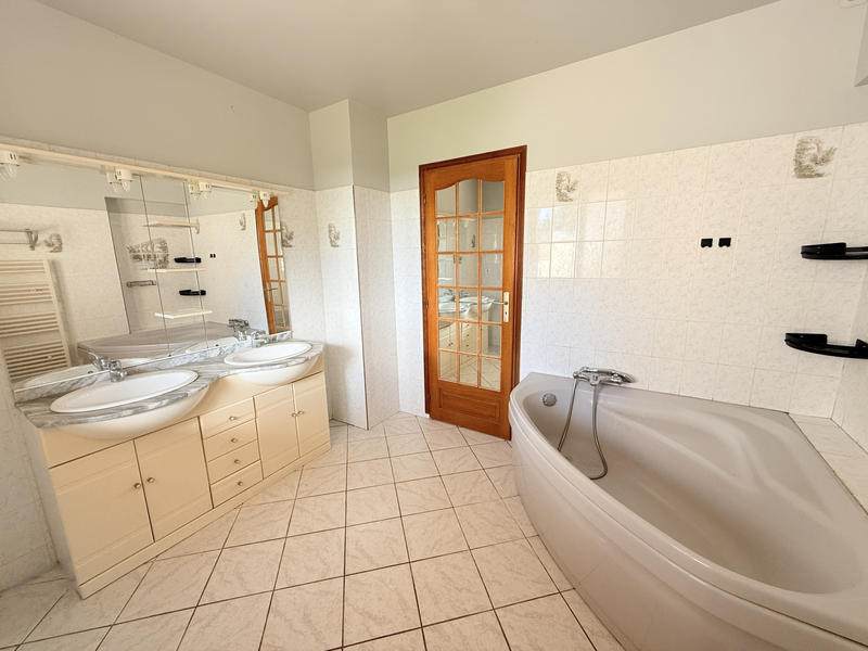 Maison - 230 m² - 8 pièces