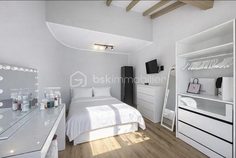 Propriété - 208 m² - 6 pièces