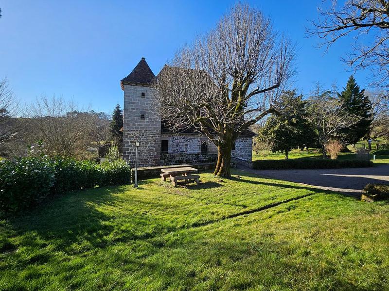 Propriété - 243 m² - 9 pièces