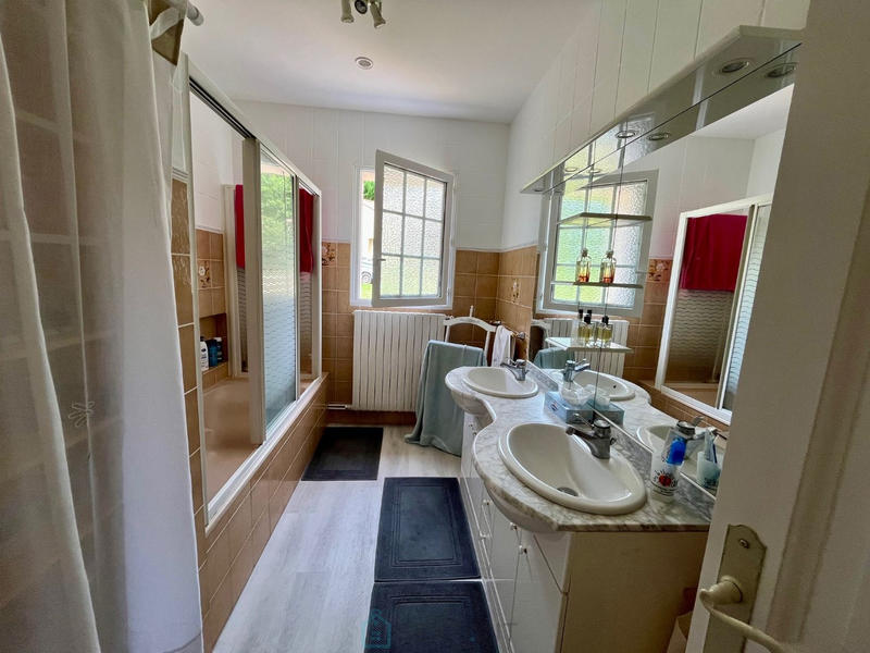 Maison - 187 m² - 7 pièces