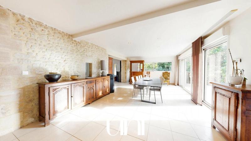 Maison - 365 m² - 12 pièces