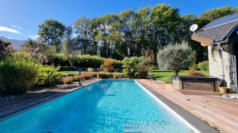 Maison - 250 m² - 9 pièces