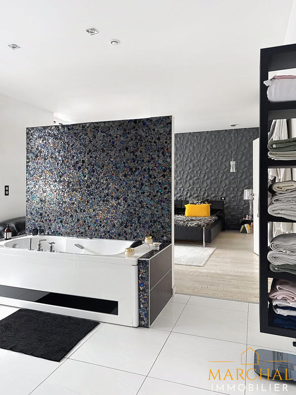 Maison - 270 m² - 12 pièces